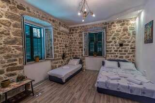 Апартаменты Royal House Котор Трехместный номер с окном-5