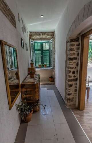 Апартаменты Royal House Котор Трехместный номер с окном-7