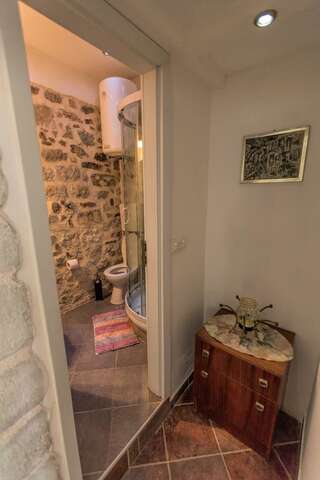 Апартаменты Royal House Котор Трехместный номер с окном-8