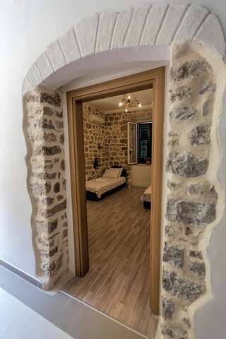 Апартаменты Royal House Котор Трехместный номер с окном-10