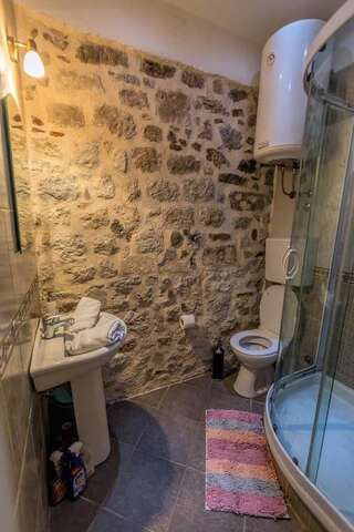 Апартаменты Royal House Котор Трехместный номер с окном-11